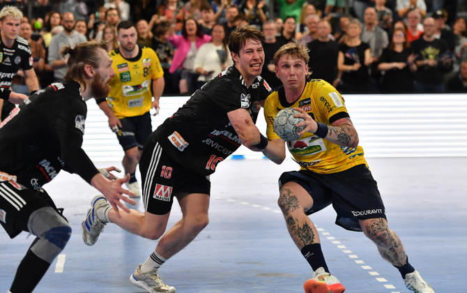 05.04.2026 - Handball - 1. Bundesliga DAIKIN HBL - Saison 2025 2026 - 27. Spieltag: HC Erlangen Metropolregion Nürnberg HCE - Rhein-Neckar Löwen - OGo - xogox - Florian Scheerer (10, HC Erlangen HCE ) Edwin Aspenbäck (78, Rhein Neckar Löwen )