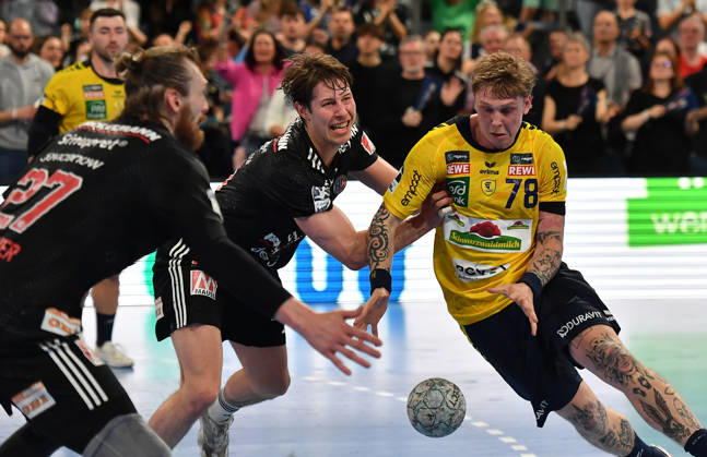 05.04.2026 - Handball - 1. Bundesliga DAIKIN HBL - Saison 2025 2026 - 27. Spieltag: HC Erlangen Metropolregion Nürnberg HCE - Rhein-Neckar Löwen - OGo - xogox - Florian Scheerer (10, HC Erlangen HCE ) Edwin Aspenbäck (78, Rhein Neckar Löwen )