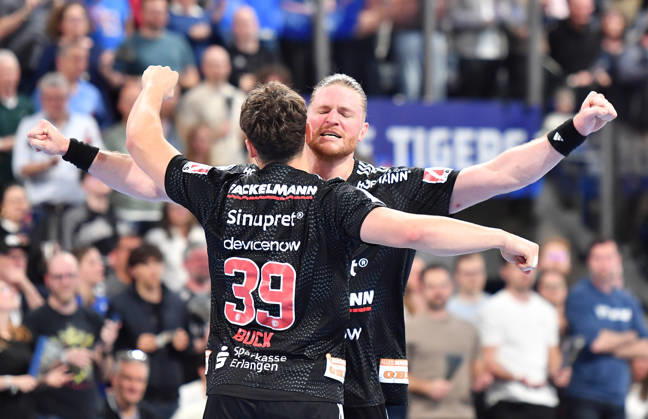 05.04.2026 - Handball - 1. Bundesliga DAIKIN HBL - Saison 2025 2026 - 27. Spieltag: HC Erlangen Metropolregion Nürnberg HCE - Rhein-Neckar Löwen - OGo - xogox - Tobias Buck (39, HC Erlangen HCE ) Maciej Gebala (77, HC Erlangen HCE )
