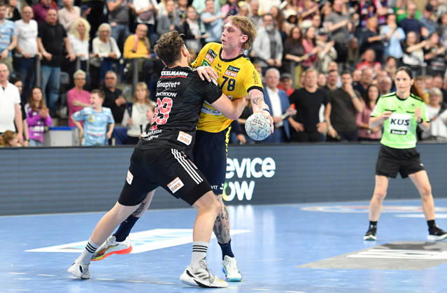 05.04.2026 - Handball - 1. Bundesliga DAIKIN HBL - Saison 2025 2026 - 27. Spieltag: HC Erlangen Metropolregion Nürnberg HCE - Rhein-Neckar Löwen - OGo - xogox - Tobias Buck (39, HC Erlangen HCE ) Edwin Aspenbäck (78, Rhein Neckar Löwen )