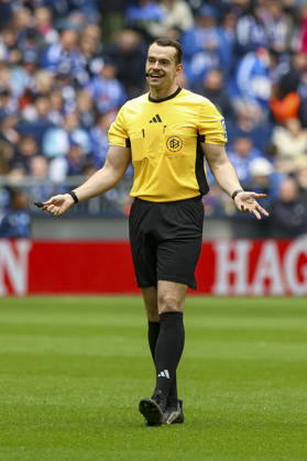 05.04.2026, GER, Fussball, Herren, 2. BL, Saison 2025 2026, FC Schalke 04 - Karlsruher SC Schiedsrichter Richard Hempel gestikuliert, Gestik Gelsenkirchen VELTINS-Arena Nordrhein-Westfalen Deutschland Copyright: xAdrianxSchlüterx