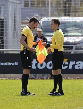 06.04.2026 - Fussball - Saison 2025 2026 - Regionalliga Bayern - 27. Spieltag: 1. FC Nürnberg FCN II ( Club ) - SpVgg Greuther Fürth II (Kleeblatt U23 ) - DaMa - xdaxmax - Manuel Steigerwald (Schiedsrichter ) prüft defekt Fahne des Linienrichters