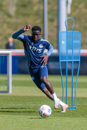 08.04.2026, Fussball, Training des FC Schalke 04. Christian Gomis (FC Schalke 04). Gelsenkirchen Trainingsgelände FC Schalke 04 NRW Deutschland xRHR-FOTO YYx Copyright: RHR-FOTOx RHR-FOTO YY