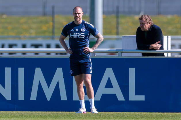 08.04.2026, Fussball, Training des FC Schalke 04. v. l. Tomas Kalas (FC Schalke 04), Direktor Profifussball Youri Mulder (FC Schalke 04), Gelsenkirchen Trainingsgelände FC Schalke 04 NRW Deutschland xRHR-FOTO YYx Copyright: RHR-FOTOx RHR-FOTO YY