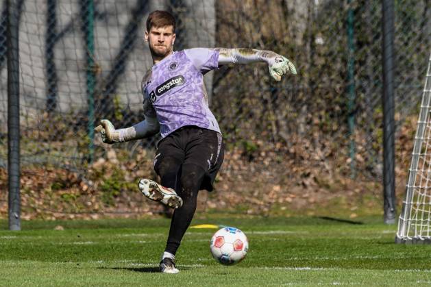 Ben Voll ( Pauli ) am Ball Deutschland , Hamburg , Trainingsgelände an der Kollaustrasse , Fussball , 1. Bundesliga , Training des FC St Pauli