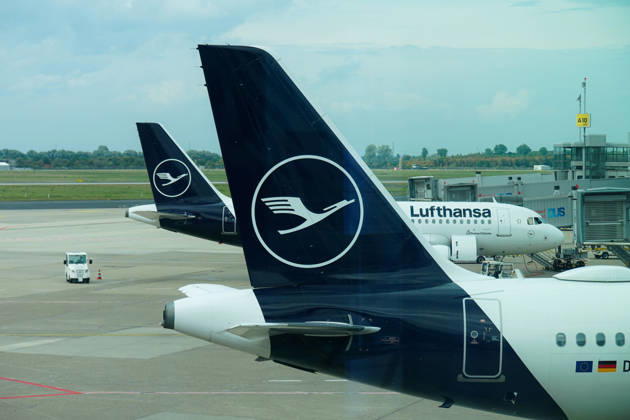 Düsseldorf, Nordrhein-Westfalen, Deutschland, Europa, Flughafen Düsseldorf, DUS Airport, Lufthansa, Lufthansa Group, Flugzeug, Leitwerk, Airbus, Passagierflugzeug, Airline, Luftfahrt, Gate, Boardingbrücke, Vorfeld, Flughafenbetrieb, Bodenabfertigung, Rollfeld, Transport, Mobilität, Reise, Internationaler Flugverkehr, Logistik, Infrastruktur, Terminal, Wirtschaft, Tourismus, Streik, Warnstreik, Arbeitskampf, Tarifkonflikt, Gewerkschaft, Verdi, Flugausfall, Verspätung, Krisenmanagement, Personal, Bodenpersonal, Kabinenpersonal Düsseldorf Nordrhein-Westfalen Deutschland Copyright: xJOERANxSTEINSIEKx