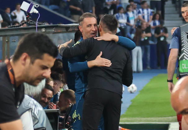 POR: Porto v Nottingham Forest, Europa League, 9 April 2026 Vitor Pereira headcoach of Nottingham Forest salute to Francesco Farioli head coach or FC Porto before the UEFA Europe League,Quartet finals 1st leg between Porto FC and Nottingham Forest FC at Stadium of Dragao on April 9,2026 in Porto (Portugal) (Photo by Luis de la Mata SportPix Sipa USA) Porto As Antas Porto Portugal Copyright: xLuisxdexlaxMatax xsportPix.org.ux