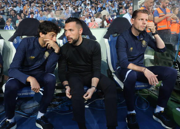 POR: Porto v Nottingham Forest, Europa League, 9 April 2026 Francesco Farioli head coach or FC Porto during the UEFA Europe League,Quartet finals 1st leg between Porto FC and Nottingham Forest FC at Stadium of Dragao on April 9,2026 in Porto (Portugal) (Photo by Luis de la Mata SportPix Sipa USA) Porto As Antas Porto Portugal Copyright: xLuisxdexlaxMatax xsportPix.org.ux