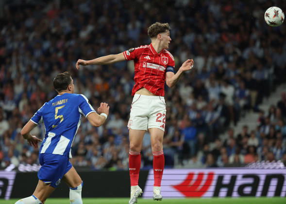 POR: Porto v Nottingham Forest, Europa League, 9 April 2026 Ryan Yates of Nottingham Forest in action during the UEFA Europe League,Quartet finals 1st leg between Porto FC and Nottingham Forest FC at Stadium of Dragao on April 9,2026 in Porto (Portugal) (Photo by Luis de la Mata SportPix Sipa USA) Porto As Antas Porto Portugal Copyright: xLuisxdexlaxMatax xsportPix.org.ux
