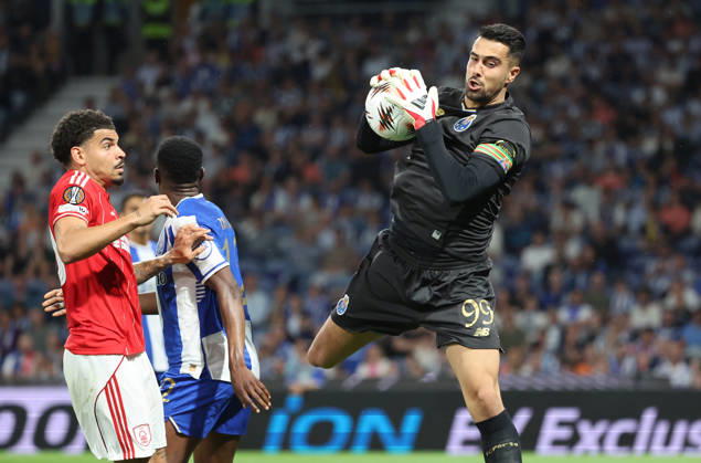 POR: Porto v Nottingham Forest, Europa League, 9 April 2026 Morgan Gibbs-White of Nottingham Forest and Diogo Costa of FC Portoin action during the UEFA Europe League,Quartet finals 1st leg between Porto FC and Nottingham Forest FC at Stadium of Dragao on April 9,2026 in Porto (Portugal) (Photo by Luis de la Mata SportPix Sipa USA) Porto As Antas Porto Portugal Copyright: xLuisxdexlaxMatax xsportPix.org.ux