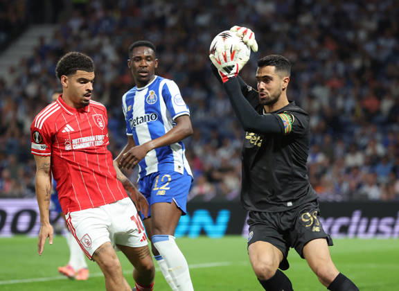 POR: Porto v Nottingham Forest, Europa League, 9 April 2026 Diogo Costa of FC Porto and Morgan Gibbs-White of Nottingham Forest and Zaidu Sanusi of FC Porton action during the UEFA Europe League,Quartet finals 1st leg between Porto FC and Nottingham Forest FC at Stadium of Dragao on April 9,2026 in Porto (Portugal) (Photo by Luis de la Mata SportPix Sipa USA) Porto As Antas Porto Portugal Copyright: xLuisxdexlaxMatax xsportPix.org.ux