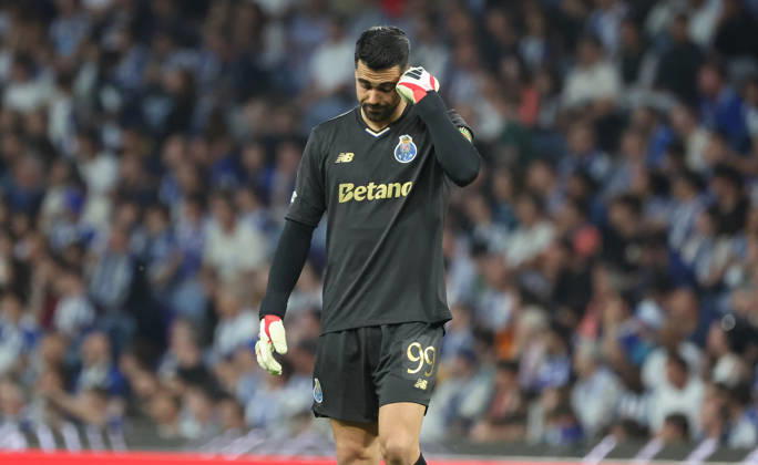 POR: Porto v Nottingham Forest, Europa League, 9 April 2026 Diogo Costa of FC Porto dejected in action during the UEFA Europe League,Quartet finals 1st leg between Porto FC and Nottingham Forest FC at Stadium of Dragao on April 9,2026 in Porto (Portugal) (Photo by Luis de la Mata SportPix Sipa USA) Porto As Antas Porto Portugal Copyright: xLuisxdexlaxMatax xsportPix.org.ux