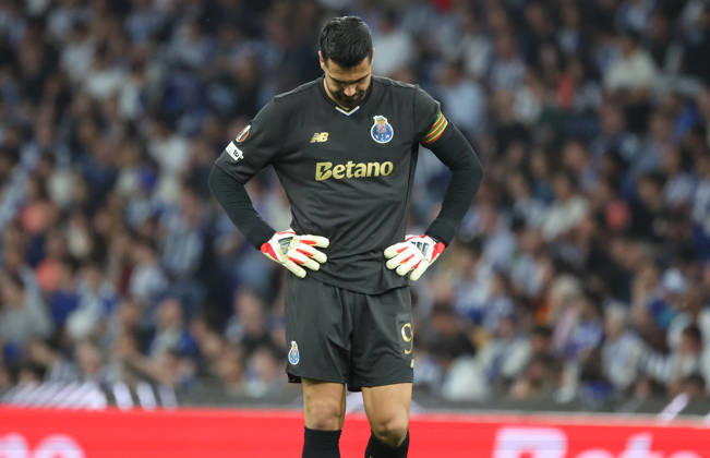 POR: Porto v Nottingham Forest, Europa League, 9 April 2026 Diogo Costa of FC Porto dejected in action during the UEFA Europe League,Quartet finals 1st leg between Porto FC and Nottingham Forest FC at Stadium of Dragao on April 9,2026 in Porto (Portugal) (Photo by Luis de la Mata SportPix Sipa USA) Porto As Antas Porto Portugal Copyright: xLuisxdexlaxMatax xsportPix.org.ux