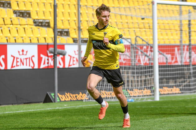 Gianluca Gaudino (Alemannia Aachen, 10), Freisteller, Ganzkörper, Einzelbild, Aktion, Action, 11.04.2026, Aachen (Deutschland), Fussball, 3. Liga, TSV Alemannia Aachen - VfB Stuttgart II, Fussball, 3. Liga, TSV Alemannia Aachen - VfB Stuttgart II, DFB DFL REGULATIONS PROHIBIT ANY USE OF PHOTOGRAPHS AS IMAGE SEQUENCES AND OR QUASI-VIDEO.