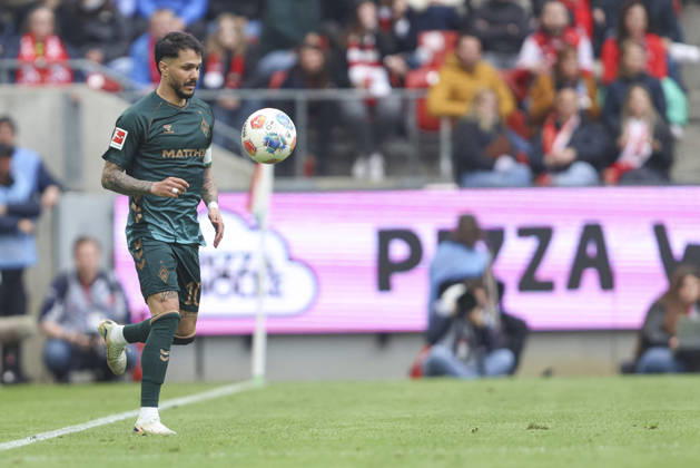 Leonardo Bittencourt (SV Werder Bremen) in Aktion, am Ball, Einzelaktion waehrend des Spiels der Bundesliga zwischen 1. FC Köln und SV Werder Bremen, RheinEnergieSTADION am 12. April 2026 in Köln, Deutschland. (Foto von Oliver Kaelke DeFodi Images) +++ Leonardo Bittencourt (SV Werder Bremen) controls the ball during the Bundesliga match between 1. FC Köln and SV Werder Bremen at RheinEnergieSTADION on April 12, 2026 in Köln, Germany. (Photo by Oliver Kaelke DeFodi Images) DFL regulations prohibit any use of photographs as image sequences and or quasi-video. (Photo by Oliver Kaelke DeFodi Images) -