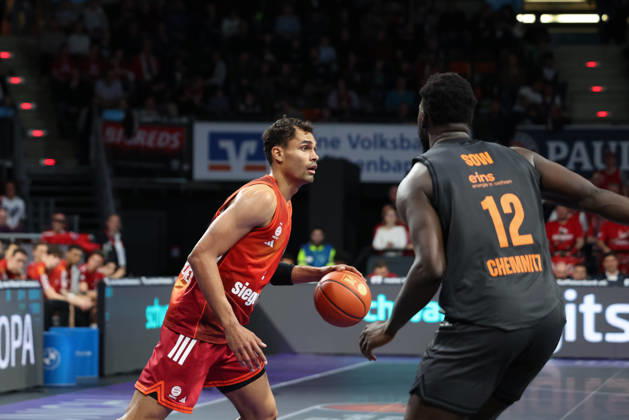 Oscar da Silva (FC Bayern Basketball, 01) mit Amadou Sow (Niners Chemnitz, 12), GER, FC Bayern Basketball vs. Niners Chemnitz, Basketball, easycredit Basketball Bundesliga, 29. Spieltag, Saison 2025 2026, 12.04.2026, GER, FC Bayern Basketball vs. Niners Chemnitz, Basketball, easycredit Basketball Bundesliga, 29. Spieltag, Saison 2025 2026, 12.04.2026 Muenchen Copyright: xEibner-Pressefoto JennixMaulx EP_JML