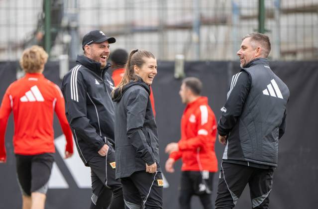 Fußball, Herren, Saison 2025 2026, 1. Bundesliga, 1. FC Union Berlin, v. l. Co-Trainer Andreas Kerwin (1. FC Union), Trainerin Marie-Louise Eta (1. FC Union Berlin), Co-Trainer Sebastian Bönig (1. FC Union), 14.04. 2026, Copyright: xMatthiasxKochx
