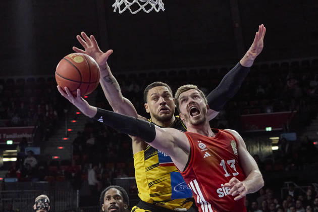 Deutsche Basketball Bundesliga (BBL), FC Bayern München Basketball vs MHP RIESEN Ludwigsburg, München FC Bayern Basketball, Ludwigsburg MHP RIESEN, 2026-04-14 in München (SAP Garden) OBST Andreas (FC Bayern München Basketball Shooting Guard (SG) Nr13-FCBB13), SCHILLING Gavin (MHP RIESEN Ludwigsburg Center (C) Nr34-LUD34) sportworld München SAP Garden Bayern Deutschland