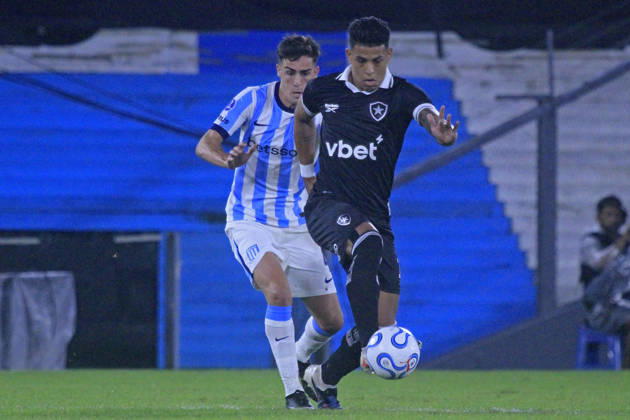 RECORD DATE NOT STATED 15th April 2026; Presidente Peron Stadium, Buenos Aires, Argentina; Copa Sudamericana Football Racing versus Botafogo; Ezequiel Cannavo of Racing battles for possession with Matheus Martins of Botafogo PoolxPelaezxBurga DiaEsportivo