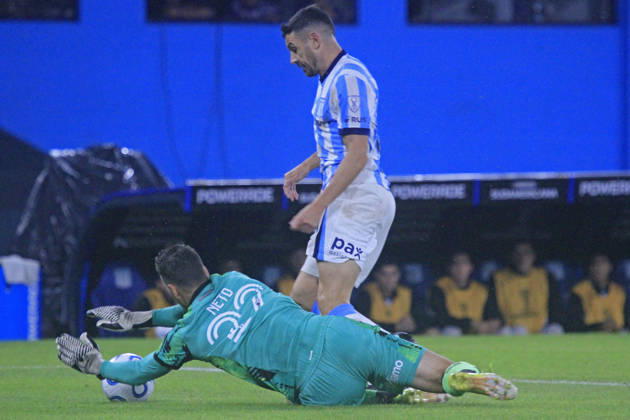 RECORD DATE NOT STATED 15th April 2026; Presidente Peron Stadium, Buenos Aires, Argentina; Copa Sudamericana Football Racing versus Botafogo; Adrian Martinez of Racing battles for possession with goalkeeper Neto of Botafogo PoolxPelaezxBurga DiaEsportivo