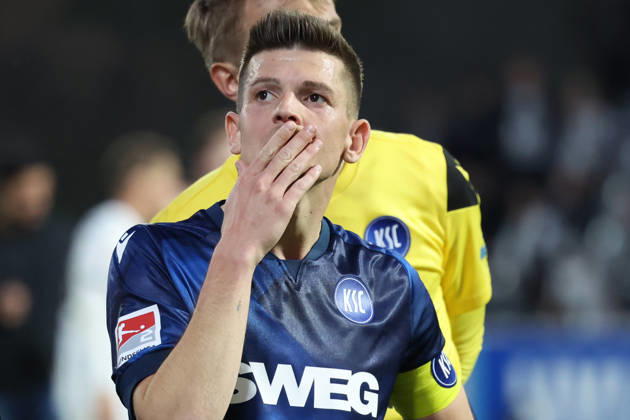 17.04.2026, xrekx, Fussball 2.Bundesliga, SV Elversberg - Karlsruher SC v.l. Marvin Wanitzek (Karlsruher SC) enttaeuscht, enttäuscht, schaut enttaeuscht, niedergeschlagen, disappointed vor den Fans (DFL DFB REGULATIONS PROHIBIT ANY USE OF PHOTOGRAPHS as IMAGE SEQUENCES and or QUASI-VIDEO) Elversberg