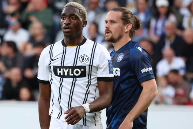 17.04.2026, xrekx, Fussball 2.Bundesliga, SV Elversberg - Karlsruher SC v.l. David Mokwa (SV 07 Elversberg) Sebastian Jung (Karlsruher SC) (DFL DFB REGULATIONS PROHIBIT ANY USE OF PHOTOGRAPHS as IMAGE SEQUENCES and or QUASI-VIDEO) Elversberg