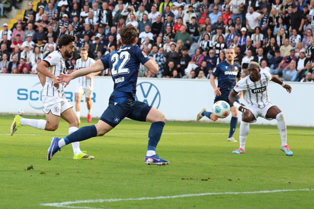 17.04.2026, xrekx, Fussball 2.Bundesliga, SV Elversberg - Karlsruher SC v.l. Torschuss zum 1:0 durch Immanuel Pherai (SV 07 Elversberg) (DFL DFB REGULATIONS PROHIBIT ANY USE OF PHOTOGRAPHS as IMAGE SEQUENCES and or QUASI-VIDEO) Elversberg