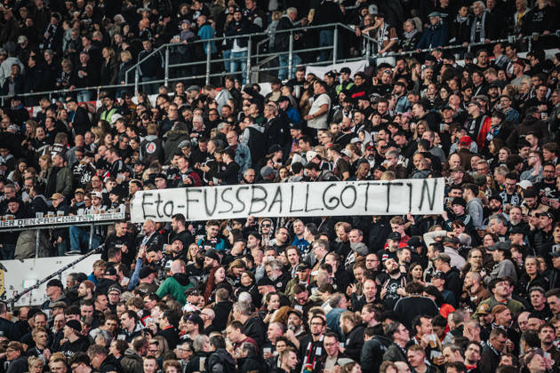 Fußball Männer Saison 2025 2026 Fußball-Bundesliga 30. Spieltag FC St. Pauli vs. 1. FC Köln 17.04.2026 Fans von St. Pauli mit einem Banner Eta-Fußballgöttin Marie-Louise Eta Hamburg Millerntor-Stadion Hamburg Deutschland