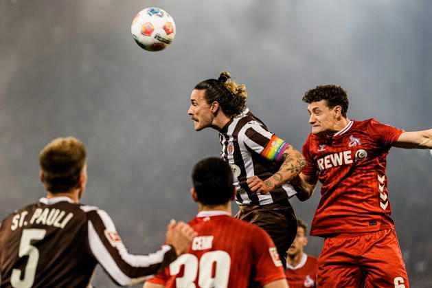 Deutschland: Fußball Bundesliga 2025 26, 30. Spieltag FC St. Pauli vs 1. FC Köln Koeln Millerntor-Stadion (Hamburg): Kopfballduell Jackson Irvine (FC St. Pauli, 7) mit Eric Martel (1. FC Köln Koeln, 6) Copyright: xStefanxTrochax