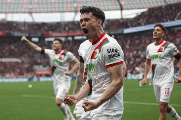 Sport Bilder des Tages Fabian Rieder (FC Augsburg) Torjubel, jubelt nach seinem Treffer zum 1:2 waehrend des Spiels der Bundesliga zwischen Bayer 04 Leverkusen und FC Augsburg, BayArena am 18. April 2026 in Leverkusen, Deutschland. (Foto von Oliver Kaelke DeFodi Images) +++ Fabian Rieder (FC Augsburg) celebrates after scoring his team s second goal during the Bundesliga match between Bayer 04 Leverkusen and FC Augsburg at BayArena on April 18, 2026 in Leverkusen, Germany. (Photo by Oliver Kaelke DeFodi Images) DFL regulations prohibit any use of photographs as image sequences and or quasi-video. (Photo by Oliver Kaelke DeFodi Images) -