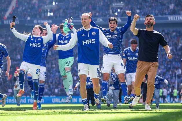 19.04.2026, Fußball, FC Schalke 04 - SC Preußen Münster, 30. Spieltag, 2. Fußball Bundesliga, Veltins-Arena Gelsenkirchen, Saison 2025 2026: Cheftrainer Miron Muslic (Schalke04) jubelnd beim Abschlussjubel nach dem 4:1 Sieg zusammen mit der Mannschaft DFB regulations prohibit any use of photographs as image sequences and or quasi-video. Nordrhein-Westfalen Deutschland