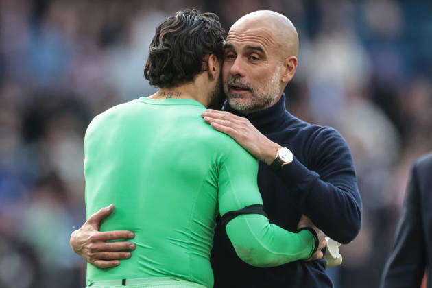 Manchester City v Arsenal - Premier League Pep Guardiola, manager of Manchester City, speaks to Arsenal goalkeeper David Raya during the Premier League match between Manchester City and Arsenal at Etihad Stadium in Manchester, United Kingdom, on April 19, 2026. Manchester United Kingdom Copyright: xNewsxImagesx originalFilename:cosgrove-premierl260419_npyni