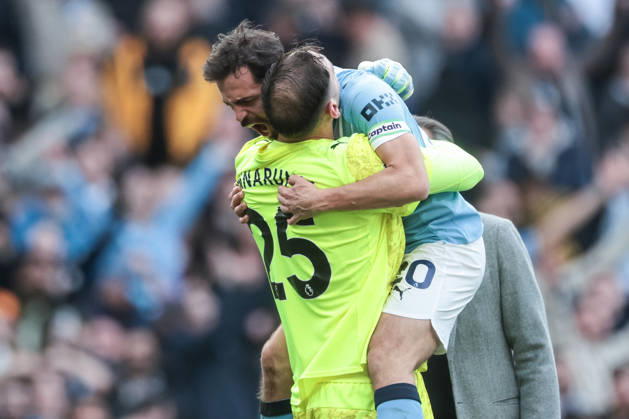 Manchester City v Arsenal - Premier League Bernardo Silva of Manchester City and Manchester City goalkeeper Gianluigi Donnarumma celebrate winning during the Premier League match between Manchester City and Arsenal at Etihad Stadium, Manchester, United Kingdom, on April 19, 2026. Manchester United Kingdom Copyright: xNewsxImagesx originalFilename:cosgrove-premierl260419_nprz5