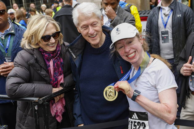 Boston Marathon Chelsea Clinton (R) poses for a photo with her parents Bill (C) and Hillary Clinton at the 130th Boston Marathon in Boston, Massachusetts, USA, 20 April 2026. BOSTON MASSACHSETTS UNITED STATES  Copyright: xGREGxM.xCOOPERx