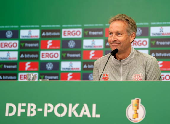 Kasper Hjulmand (Bayer 04 Leverkusen, Cheftrainer) Bayer 04 Leverkusen Pressekonferenz, vor dem Spieltag DFB-Pokal Halbfinale, Saison 2025 2026, BayArena, Leverkusen, GER, 21.04.2026 Foto: HMB Media Scott W. Coleman Leverkusen BayArena Nordrhein-Westfalen GER Copyright: xScottxW.xColemanx