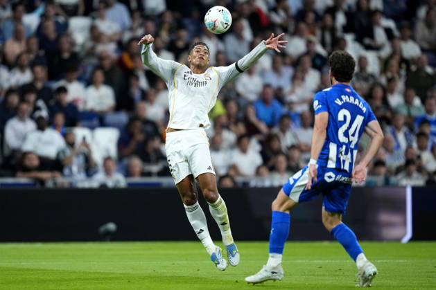 ESP: Real Madrid - Deportivo Alaves. La Liga EA Sports. Date 33 Jude Bellingham of Real Madrid CF and Victor Parada of Deportivo Alaves during the La Liga EA Sports match between Real Madrid and Deportivo Alaves played at Santiago Bernabeu Stadium on April 21, 2026 in Madrid. kpng Copyright: xCesarxCebollax xPRESSINPHOTOx PS_260421_RMA_ALA_2526_010