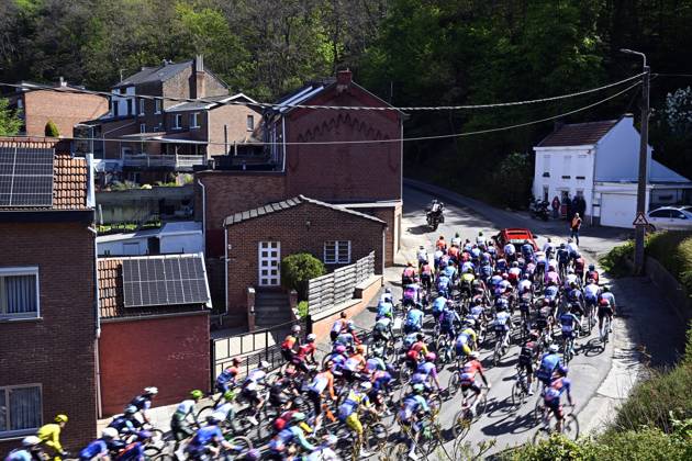 The pack of riders pictured in action during the men s race of the 90th edition of the La Fleche Wallonne , one day cycling race (Waalse Pijl - Walloon Arrow), 200 km from Herstal to Huy, Wednesday 22 April 2026. JASPERxJACOBS x171649994x