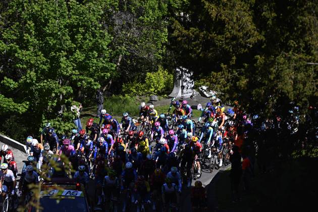 The pack of riders pictured in action during the men s race of the 90th edition of the La Fleche Wallonne , one day cycling race (Waalse Pijl - Walloon Arrow), 200 km from Herstal to Huy, Wednesday 22 April 2026. JASPERxJACOBS x171651926x