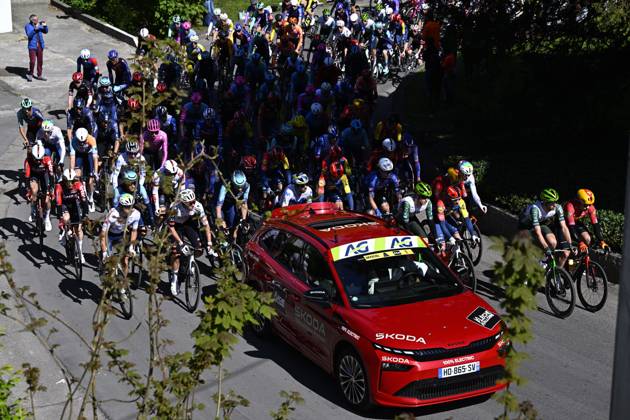 The pack of riders pictured in action during the men s race of the 90th edition of the La Fleche Wallonne , one day cycling race (Waalse Pijl - Walloon Arrow), 200 km from Herstal to Huy, Wednesday 22 April 2026. JASPERxJACOBS x171651994x