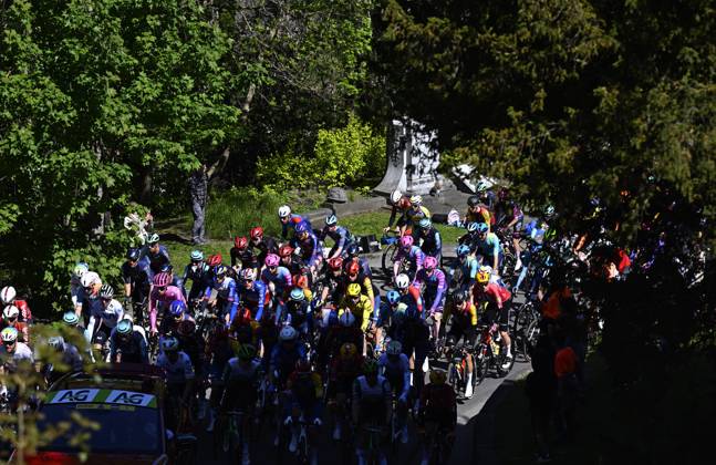 The pack of riders pictured in action during the men s race of the 90th edition of the La Fleche Wallonne , one day cycling race (Waalse Pijl - Walloon Arrow), 200 km from Herstal to Huy, Wednesday 22 April 2026. JASPERxJACOBS x171652028x