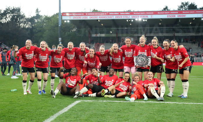 Frauen des FC Bayern jubeln und feiern die Deutsche Meisterschaft Deutscher Meister Mannschaftsfoto Siegerfoto Fußball Fussball 1. Bundesliga Damen Frauen 23. Spieltag Saison 2025 2026 22.04.2026 1.FC Union Berlin vs. FC Bayern München FCB DFL regulations prohibit any use of photographs as image sequences and or quasi-video