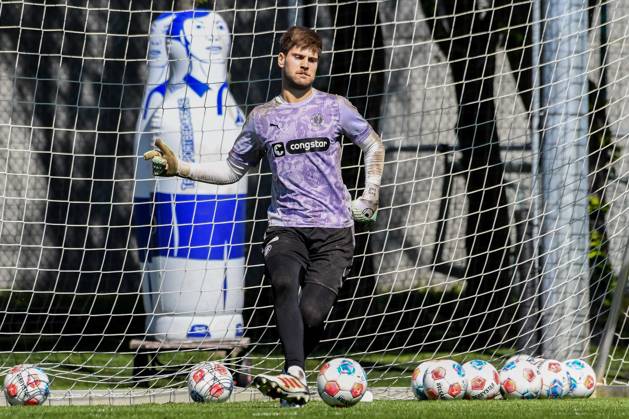 Ben Voll ( Pauli ) am Ball Deutschland , Hamburg , Trainingsgelände an der Kollaustrasse , Fussball , 1. Bundesliga , Training des FC St Pauli