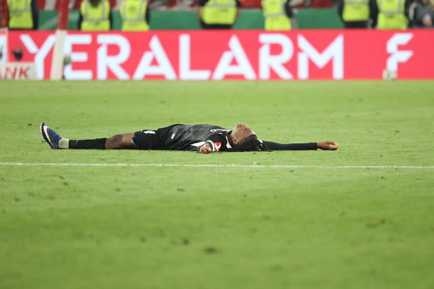 23.04.2026, xtvx, Fussball DFB Pokal 1 2 Finale, VfB Stuttgart - SC Freiburg v.l. nach dem Spiel, after the match Johan Manzambi (SC Freiburg) (DFL DFB REGULATIONS PROHIBIT ANY USE OF PHOTOGRAPHS as IMAGE SEQUENCES and or QUASI-VIDEO) Stuttgart