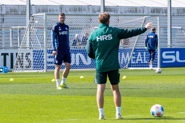 24.04.2026, Fussball, Training des FC Schalke 04. Edin Dzeko (FC Schalke 04) it nach seiner Verletzung wieder ins Training eingestiegen. Gelsenkirchen Trainingsgelände FC Schalke 04 NRW Deutschland xRHR-FOTO YYx Copyright: RHR-FOTOx RHR-FOTO YY