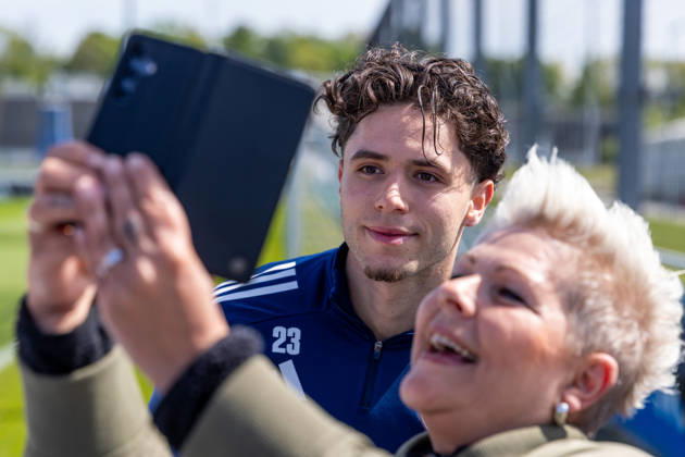 24.04.2026, Fussball, Training des FC Schalke 04. Soufiane El-Faouzi (FC Schalke 04) macht Selfies mit den Fans. Gelsenkirchen Trainingsgelände FC Schalke 04 NRW Deutschland xRHR-FOTO YYx Copyright: RHR-FOTOx RHR-FOTO YY
