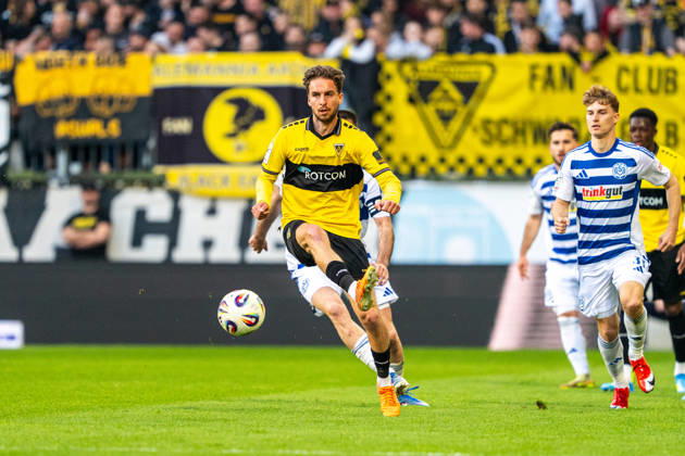 Gianluca Gaudino (Alemannia Aachen, 10) mit dem Pass Alemannia Aachen vs. MSV Duisburg, Fussball, 3. Liga, 35. Spieltag, Saison 2025 2026, 23.04.2026 DFB REGULATIONS PROHIBIT ANY USE OF PHOTOGRAPHS AS IMAGE SEQUENCES AND OR QUASI-VIDEO Alemannia Aachen vs. MSV Duisburg, Fussball, 3. Liga, 35. Spieltag, Saison 2025 2026, 23.04.2026 Aachen Copyright: xEibner-Pressefoto J.xDerondeaux EP_JDU
