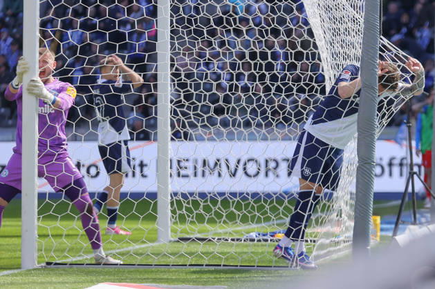 25.04.2025, xtgx, Fussball 2. Bundesliga, Hertha BSC Berlin - Holstein Kiel emspor, v.l. Dawid Kownacki (Hertha, 9) enttaeuscht, enttäuscht, schaut enttaeuscht, niedergeschlagen, disappointed (DFL DFB REGULATIONS PROHIBIT ANY USE OF PHOTOGRAPHS as IMAGE SEQUENCES and or QUASI-VIDEO) Berlin