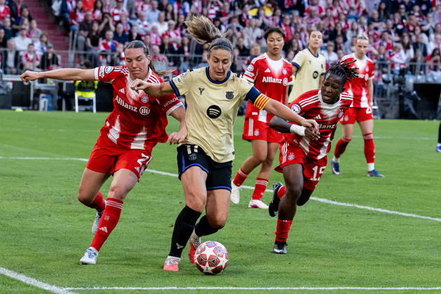 Kampf um den Ball von Vanessa Gilles (FC Bayern Muenchen Frauen, 02) und Bernadette Amani (FC Bayern Muenchen Frauen, 15) mit Alexia Putellas FC Barcelona, Barca Woman, 11) GER, FC Bayern Muenchen vs. FC Barcelona, Fussball, UEFA Womans Champions League, Halbfinale Hinspiel, Saison 2025 2026, 25.04.2026 GER, FC Bayern Muenchen vs. FC Barcelona, Fussball, UEFA Womans Champions League, Halbfinale Hinspiel, Saison 2025 2026, 25.04.2026 Muenchen Copyright: xEibner-Pressefoto HeikexFeinerx EP_HFR