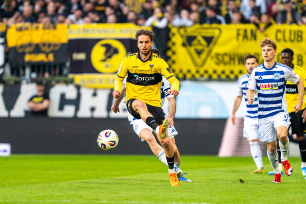 Gianluca Gaudino (Alemannia Aachen, 10) mit dem Pass Alemannia Aachen vs. MSV Duisburg, Fussball, 3. Liga, 35. Spieltag, Saison 2025 2026, 23.04.2026 DFB REGULATIONS PROHIBIT ANY USE OF PHOTOGRAPHS AS IMAGE SEQUENCES AND OR QUASI-VIDEO Alemannia Aachen vs. MSV Duisburg, Fussball, 3. Liga, 35. Spieltag, Saison 2025 2026, 23.04.2026 Aachen Copyright: xEibner-Pressefoto J.xDerondeaux EP_JDU