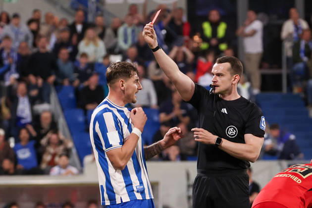 2026.04.25 xjfx 2.Bundesliga SV Darmstadt 98 - SV 07 Elversberg v.l., Schiedsrichter Richard Hempel zeigt Patric Pfeiffer (SV Darmstadt 98) die Rote Karte, Matej Maglica (SV Darmstadt 98) reklamiert (DFL DFB REGULATIONS PROHIBIT ANY USE OF PHOTOGRAPHS as IMAGE SEQUENCES and or QUASI-VIDEO) Copyright: JoaquimxFerreira